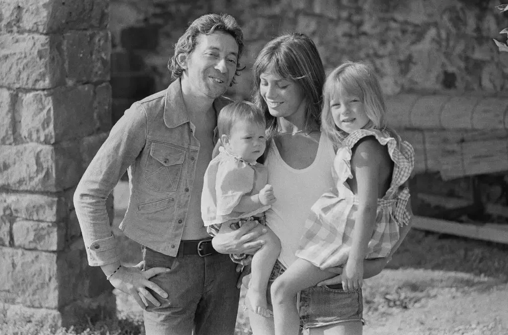 The Power of Mess: Jane Birkin’s Iconic Rejection of the Traditional Handbag