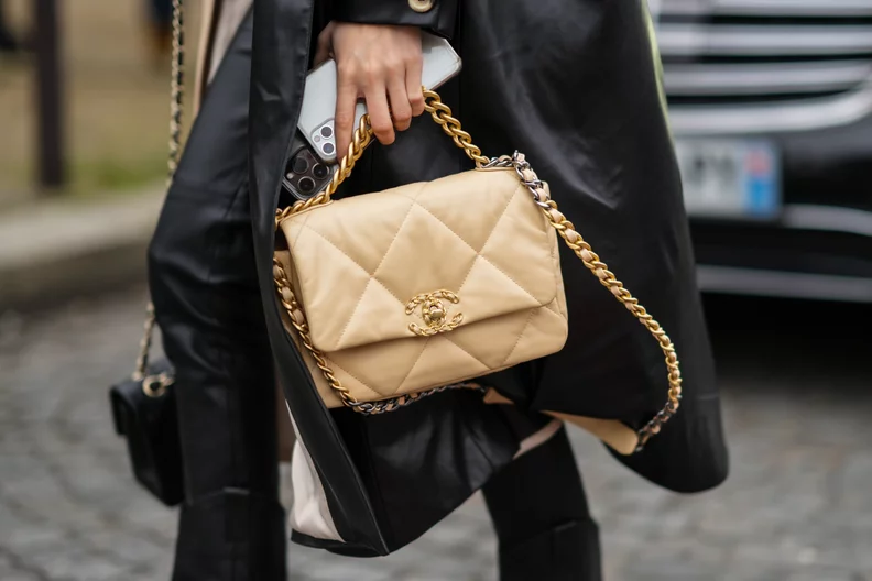 A street-style moment featuring Chanel’s signature quilted design—where timeless luxury meets everyday edge.